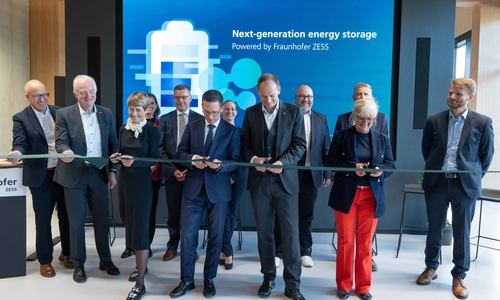 Der Neubau des Fraunhofer-Zentrums für Energiespeicher und Systeme ZESS in Braunschweig wurde offiziell eröffnet.