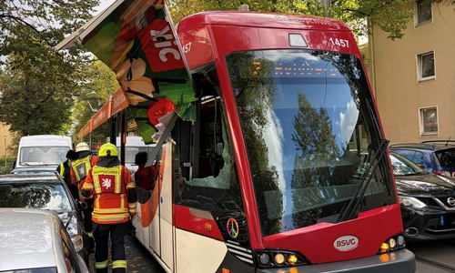 Straßenbahn mit abgerissenem Seitenteil des Lieferfahrzeugs. 