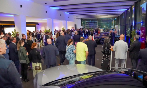 Das Autohaus wurde zur angesagten Event-Location. Die Gäste kamen aus der gesamten Region.