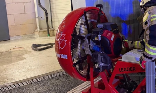Der Großlüfter der Feuerwehr Lehre kam zum Einsatz.