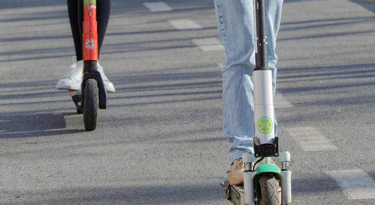 Gefährlicher E-Scooter-Trend: Polizei warnt vor „Rideouts“