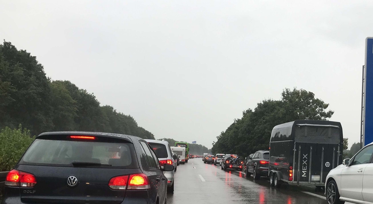 Herbstferien starten bald: ADAC warnt vor Baustellen und Staugefahr