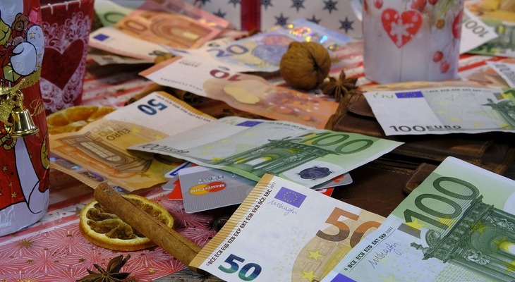 So können Arbeitnehmer ein zusätzliches Weihnachtsgeld vom Staat bekommen