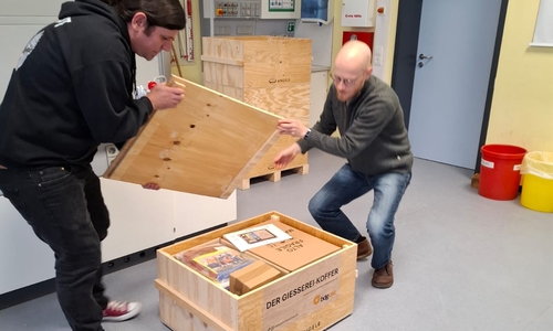 Die Lehrer Sebastian Pach (re.) und Dr. Alexander Witt öffnen einen Teil des „Koffers“, der die neue Schulgießerei enthält.