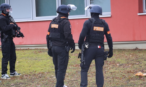 Maschinenpistole im Anschlag und mit Turnschuhen an den Füßen – so suchte die Spezialeinheit der Polizei die Schule ab. 
