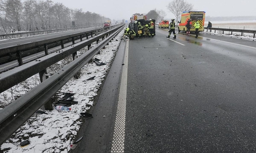 Bild von der Unfallstelle, zu der auch Einsatzkräfte der Freiwilligen Feuerwehr Falkenburg ausrückten. (Archiv)