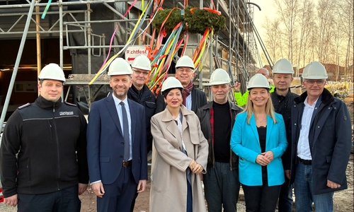 Oberbürgermeister Dennis Weilmann (zweiter von links) mit Richtkranz und Gästen.