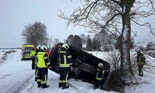 Nach Unfall eingeschlossenen Fahrer befreit (Archiv)