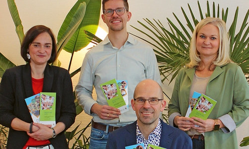 Björn Bertram (sitzend) und das Team des Bildungshauses freuen sich auf das neue Semester mit zahlreichen Veranstaltungen in Volkshochschule und Stadtbibliothek.