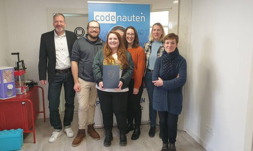 Dezernatsleiterin Astrid Paus (rechts) überreichte den Förderbescheid an die Codenauten GmbH.  (v.r.n.l.) Astrid Paus, Amt für regionale Landesentwicklung Braunschweig; Wiebke Krohn, Unternehmerverbände Niedersachsen e.V.; Landtagsabgeordnete Swantje Schendel, Julia Wierzbowski und Marvin Priediglkeit, beide Geschäftsführung Codenauten GmbH; Maik Trescher, Stadt Braunschweig).