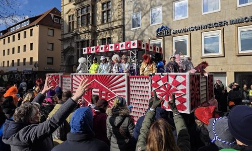 Bunte Kostüme, bunte Wagen sorgten für gute Laune.