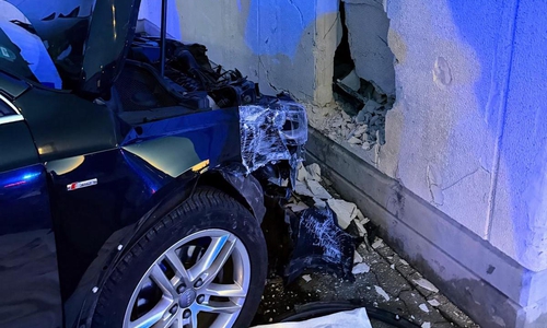 Auch das Gebäude wurde beschädigt.