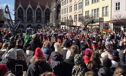 Der Altstadtmarkt ist eine der ersten Stationen des Karnevalsumzugs.
