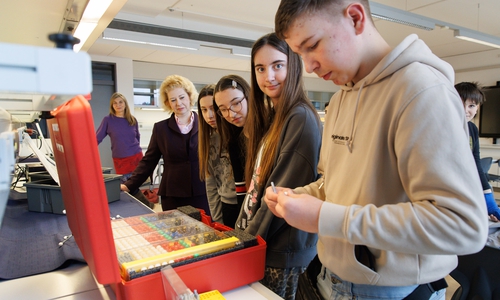 SEBS-Geschäftsführerin Judith Kraft und Ina Rieger (Öffentlichkeitsarbeit SEBS) erkunden gemeinsam mit Schülerinnen und Schülern der IGS Wilhelm-Bracke-Gesamtschule den Inhalt eines Molekülbaukastens. Möglich wurde diese Anschaffung durch eine Spende der Stadtentwässerung Braunschweig GmbH (SEBS) im Rahmen der „Aktion Stadtputz 2025” der Stadt Braunschweig. 