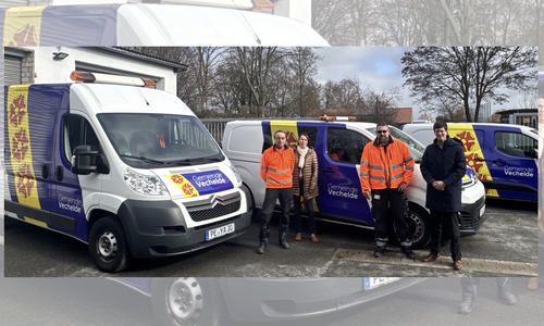 Matthias Michelmann (Hausmeister Grundschule Vechelde), Britta Schwartz-Landeck (Erste Gemeinderätin), Daniel Rühmann (stellvertretender Leiter Bauhof) und Tobias Grünert (Bürgermeister) vor den neu folierten Fahrzeugen des Bauhofs.