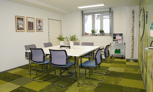 Die Konferenzräume bieten unterschiedlichen Gruppengrößen Platz für Meetings und sind nach verschiedenen Themen eingerichtet.