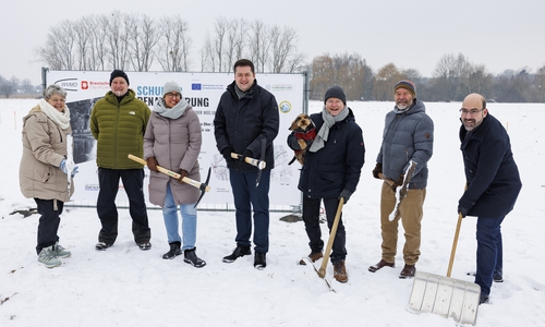 Beim Spatenstich (v.l.): Sonja Lerche (Bezirksbürgermeisterin), Michael Stephan (WVMO, Projektleiter), Anka Dobslaw (MU, Umwelt-Staatssekretärin), Dr. Thorsten Kornblum (Oberbürgermeister), Thorsten Wendt (Stadtheimatpfleger), Dr. Bernd Hoppe-Dominik (WVMO, Verbandsvorsteher), Sven Glodniok (WVMO, Geschäftsführer).
