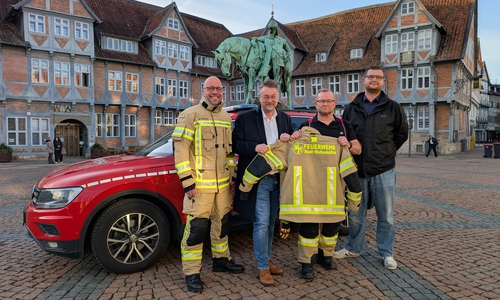 Bürgermeister Ivica Lukanic (2. v.li.) und Sachgebietsleiter Feuerwehr und Bevölkerungsschutz, Jan-Niclas Roth (re.) übergeben symbolisch die neue Einsatzbekleidung an Stadtbrandmeister Olaf Glaeske (2. v. re.) und seinen Stellvertreter Marco Dickhut (li.).