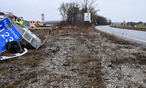 Der Gesamtschaden inklusive der zerstörten Verkehrseinrichtungen wird auf rund 45.000 Euro geschätzt.