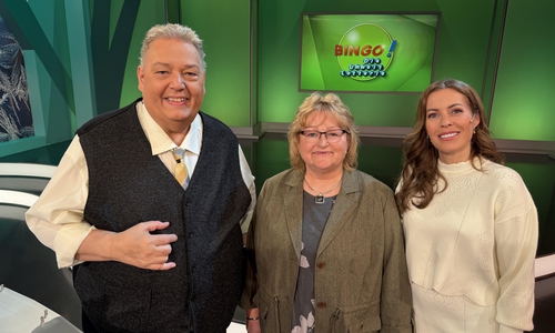 Nach der Live-Sendung gab es noch ein Erinnerungs-Foto mit den Moderatoren Michael Thürnau und Jule Gölsdorf (re.). 