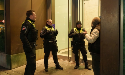 Luft, Mau und Kollege Manuel Araz sprechen mit einem alkoholisierten Mann am Braunschweiger Schloss.