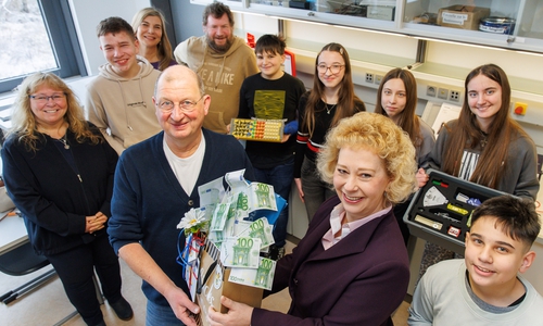 Freuen sich über ihren Sieg bei der Aktion Stadtputz 2025 und die 2.000 Euro-Spende der Stadtentwässerung Braunschweig GmbH (SEBS): Claudia Pump (Fachbereichsleiterin Naturwissenschaften IGS Wilhelm-Bracke-Gesamtschule, links), Udo Kratschmer (Leiter Sekundarstufe I IGS Wilhelm-Bracke-Gesamtschule), Lehrkraft Falk Disterheft (im Hintergrund) mit Schülerinnen und Schülern der IGS Wilhelm-Bracke Gesamtschule. Übergeben wurde die Spende symbolisch von Judith Kraft (Geschäftsführerin Stadtentwässerung Braunschweig GmbH SEBS) und Ina Rieger (Öffentlichkeitsarbeit SEBS, im Hintergrund).