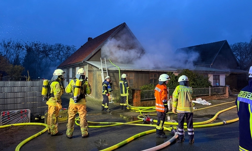 Ein brennendes Holzlager beschäftigte die Freiwillige Feuerwehr Meinersen.