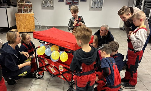 Der neue Bollerwagen wird begutachtet.