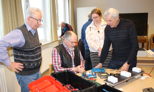 Allison Höft, Klimaschutzmanagerin Landkreis Goslar, schaut dem ehrenamtlichen Koordinator des Cafés, Thorsten Ritzka, bei seinen ersten Reparaturen über die Schulter.