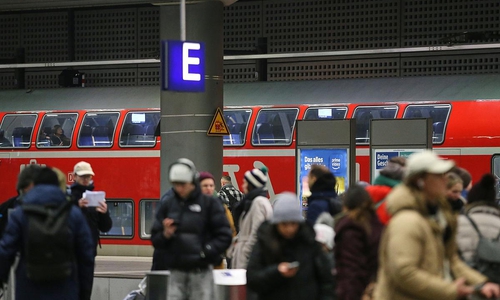 Reisende vor einem Regionalzug (Archiv)