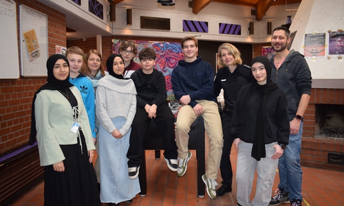 MedienScoutz des Gymnasiums am Fredenberg und der Gottfried-Linke-Realschule mit den Projektbeteiligten im Forellenhof am Safer Internet Day 2026 (von links): Lea Dabbous (GLR), Nikita Kaiser (GLR), Frau Behrends (GLR), Nida Abacioğlu (GaF), Evgenij Kusnezow (GLR), Mert Abacioglu (GLR), Fabian Probst (GaF), Claudia Kramer (Polizeihauptkommissarin & Beauftragte für Jugendsachen, Polizeiinspektion Salzgitter / Peine / Wolfenbüttel), Heyfa Mesho (GaF) und André Greco (Medienpädagoge des Fachdienstes Kinder, Jugend und Familie, Stadt Salzgitter).