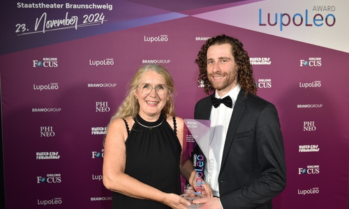 Die Sieger des „Projekt Award“ des LupoLeo Award 2024: Ruth Retterath und Maximilian Doll von den „Recycling Roadies – CleanUp nach der Flut“ des Vereins Clean River Project e. V. aus Winningen