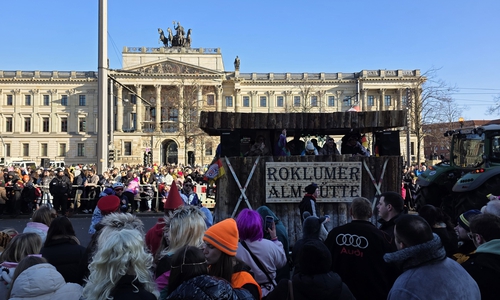 Die Roklumer Almhütte feierte auf ihrem Wagen eine Après-Ski-Party.