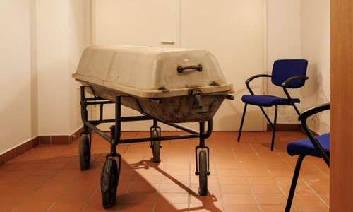 Im ehemaligen Abschiedsraum steht sogar noch ein Sarg.