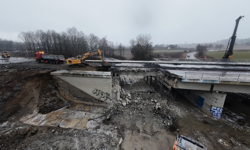 Der Abriss der Brücke hat begonnen.