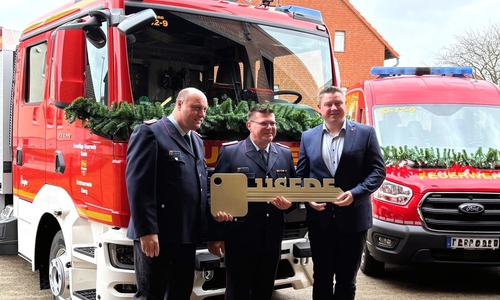 Carsten Schmidt, Tobias Friedrichs und Nils Neuhäuser genannt Holtbrügge bei der Übergabe des neuen Fahrzeugs. 