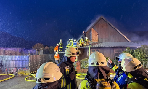 Die Feuerwehrleute übten, Personen zu retten.