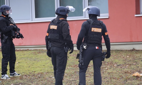 Die Polizei ist mit Spezialkräften vor Ort. 