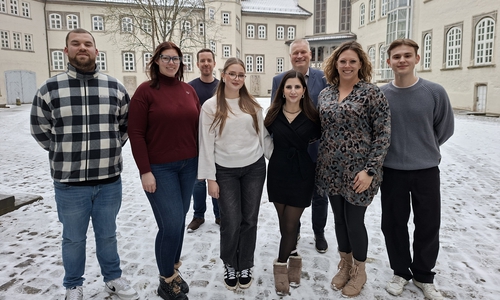 Hinten von links: Niklas Lillie, Abteilungsleiter im Gesundheitsamt des Landkreises Gifhorn, und Kreisrat Rolf Amelsberg mit einigen der 14 Stipendiaten (von links): Timon Neumann, Joline Giesecke, Louisa May, Yasamin Barikzai, Mandy Linneweh und Laurens Relou.