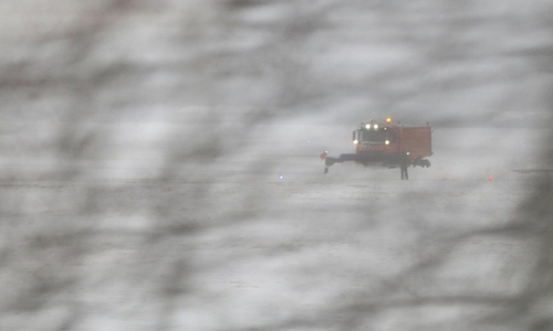 Streufahrzeug im Schnee (Archiv)
