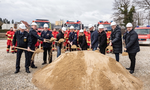 Mit dem ersten Spatenstich beginnt der Bau für das neue Feuerwehrgerätehaus in Thiede.