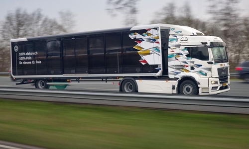 Auf dem Weg in die Autostadt: In den Niederlanden war die ID.Polo Roadshow bereits erfolgreich unterwegs - stilecht gezogen von einem speziell gestalteten Elektro-Lkw der Konzernmarke MAN. 