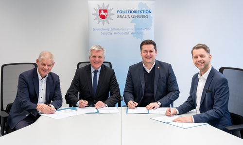 ährend der Unterzeichnung (v.l.): Frank Klingebiel Oberbürgermeister Stadt Salzgitter, Thomas Ring Polizeipräsident Polizeidirektion Braunschweig, Dr. Thorsten Kornblum Oberbürgermeister Stadt Braunschweig, Dennis Weilmann Oberbürgermeister Stadt Wolfsburg