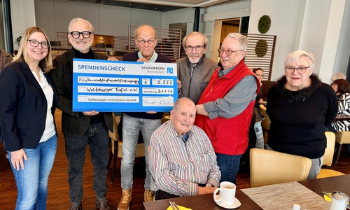  Maike Hecht (v.l.) und Ulrich Sörgel sowie Werner Carius, Hans Rühl, Detlef Conradt, Brigitte Lotz von der Wolfsburger Tafel und (sitzend) Frank Helmut Zaddach, einer der Gründungsmitglieder der Wolfsburger Tafel.