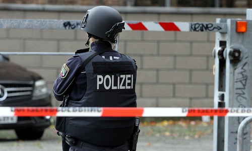 Polizistin hinter Absperrband (Archiv)