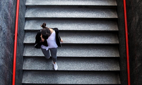 Frau mit Telefon am Ohr
