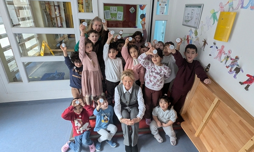 Es kann losgehen: Oberbürgermeisterin Urte Schwerdtner (vorne sitzend) hat die Taschenaschenbecher offiziell an die Kinder der Kindertagesstätte Kunterbunt und ihre Leiterin Birgit Kubitza (hinten li.) zur weiteren Verteilung übergeben.