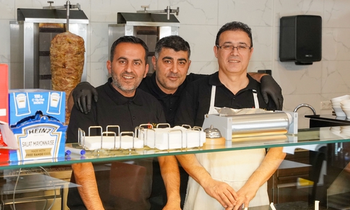 Das Team des Asmin bietet Spezialitäten vom Holzkohlegrill.