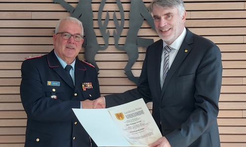 Landrat Henning Heiß (rechts) und Rüdiger Ernst bei der Ernennung.