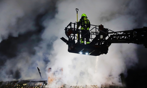 Das Feuer hatte bei Eintreffen der ersten Einsatzkräfte bereits auf den Dachstuhl übergegriffen.